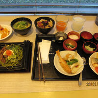 フグ一夜干し、唐揚げ、瓦蕎麦等豪華な朝食バイキング。