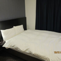 広くて快適なベッド。