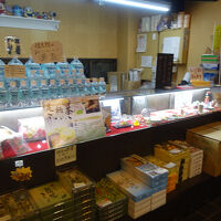 お土産はロビーから出た別棟に売っています