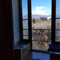 部屋の窓からは富士山が見えます