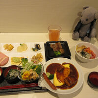 朝食、オムレツ入りビーフシチューにソーセージトッピング