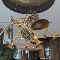 天井から楽器が・・・