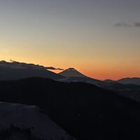 特別室のテラスから朝焼けの富士山