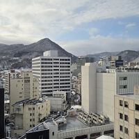 三角の山が旭山です