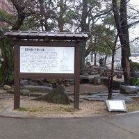 正門前は実質庭園のような雰囲気。