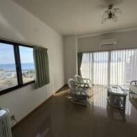 窓辺にはオーシャンビューのソファも。TVが小さいのは難点。