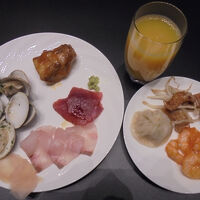 ブッフェ式夕食　料理をお皿に盛り付け