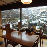朝食レストラン　中庭は雪景色