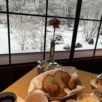 雪景色を見ながら朝食