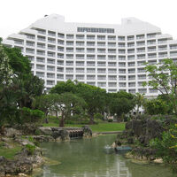 ホテルの庭から、外観をパチリ。