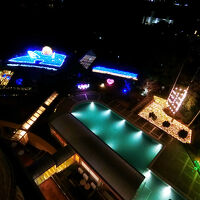 夜には施設がライトアップされます