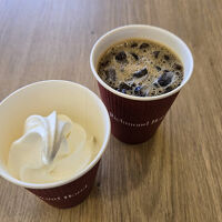 ソフトクリームはバニラに苺がありました