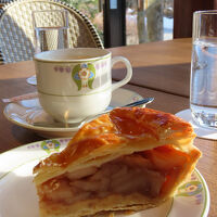 有名なアップルパイとロイヤルミルクティー