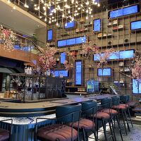 シャンデリアとロビーBarがお出迎え