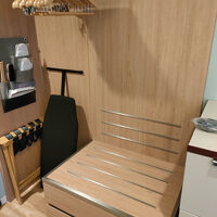 スーツケースの片側を壁に立てかけて開くことが出来る荷物置き場