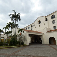 ホテル日航アリビラ玄関口