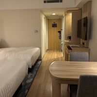 テーブルにある引き出しの中にコンセント付きコードがある