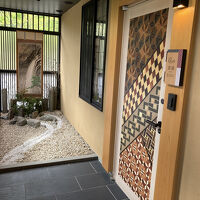 廊下から客室入口を入った中に箱庭があります