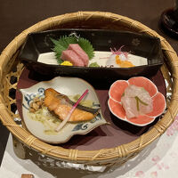 夕食の会席の一品。盛り付けや食器なども美しかったです