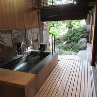 広々ゆったりの客室露天風呂は源泉かけ流し