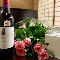 記念日プランのワインとケーキと花束