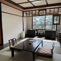 湖畔が目の前に広がる和室