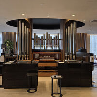 エレベーターの扉が開くとパイプオルガンに音楽が流れてます