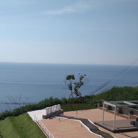 部屋から宿の前のテラスと海が見えます。