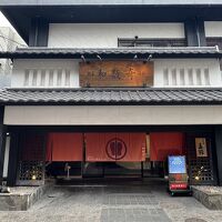 大きな暖簾が迎えてくれます。