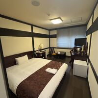 広い和モダンな部屋です。