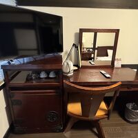 机は広くて使いやすい。椅子もいい感じ。