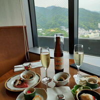 ３７階クラブラウンジの眺望と飲食