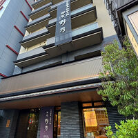 地下鉄の駅から出るとすぐ見えます。