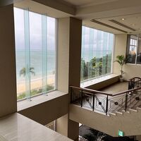 エントランスからビーチ