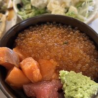 朝食バイキングのイクラ乗せ放題丼