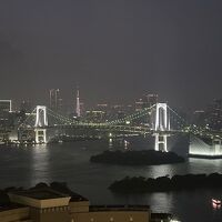 ラウンジからの夜警、レインボーブリッジが見えます