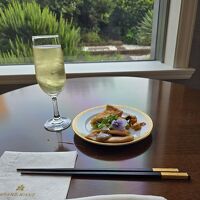 エグゼクティブラウンジのカクテルタイム、お酒と軽食が楽しめま