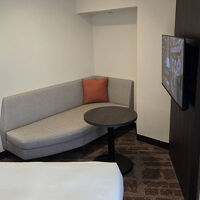 テーブルにソファーもあり便利です、テレビは角度が変わります