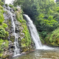 近くには滝があり、夏場は涼しく感じる