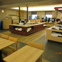 提供された広いラウンジ。