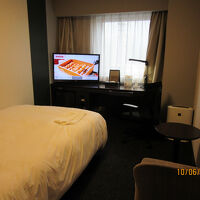 重厚な部屋と広いベッド。