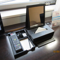 姿見ミラーと接続コード配備。