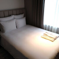 ダブルの寝心地の良いベッド