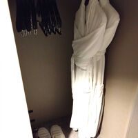 さすがクラブルーム、バスローブもあります