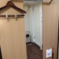 ハンガーは壁に掛けるタイプ