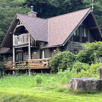 かなり細い道の向こうにあるログハウス