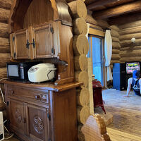 キッチンには炊飯器もあります。リビングとの境目は注意必要