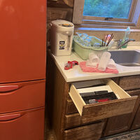 キッチンにはフル設備で大型冷蔵庫完備