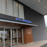 バス停が目の前にあります。