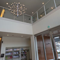 １階フロントロビーは吹き抜けで開放感あります。